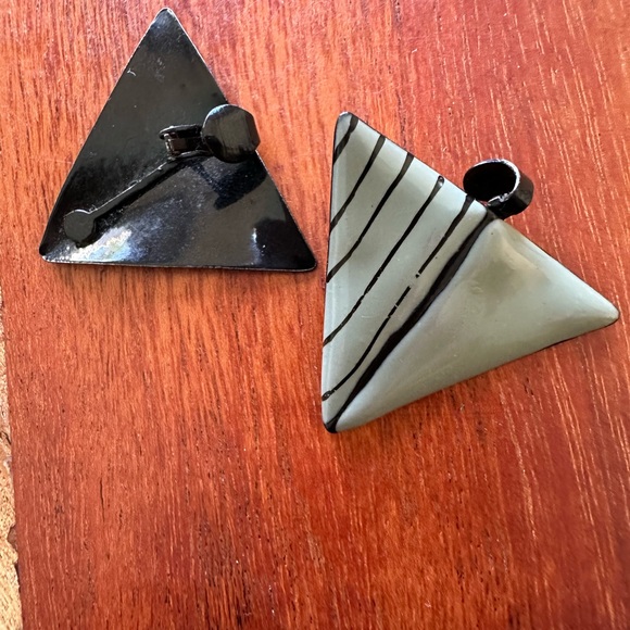 Eight vintage earrings and a heart shaped pin..for more details comment me - Picture 10 of 10